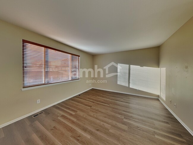 Photo - 12865 Roslyn St