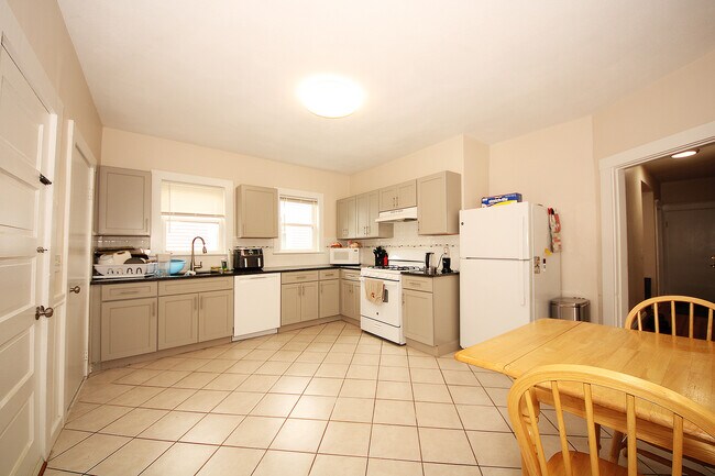 Building Photo - 53 Parker St Unit 3 Rental