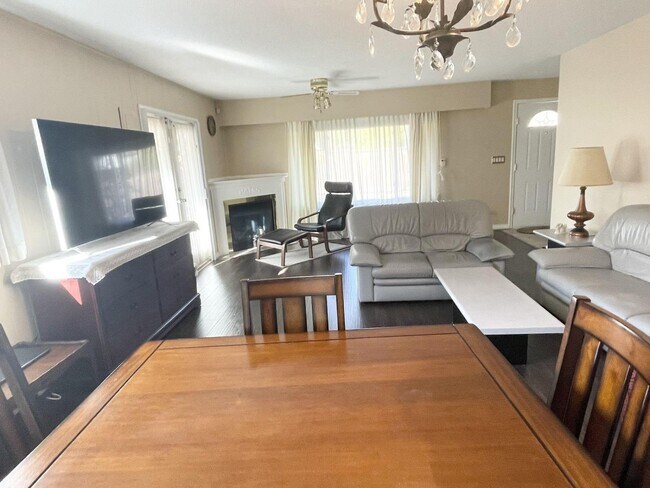 Photo - 16066-16016 16 Ave