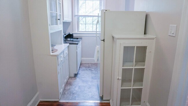 1HAB, Apto. 211 Cocina - Devonshire Courts Apartments - South