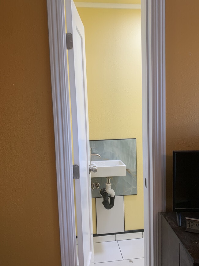 Photo - 667 Elm St Unidad B