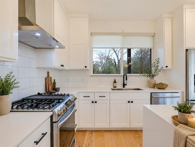 Photo - 1106 Walton Ln