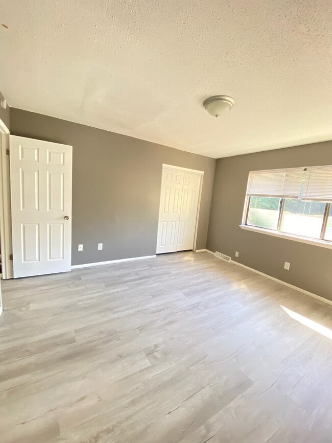 Photo - "Charming & Convenient Living: Spacious 2-Bedroom Duplex with 1.5 Baths on Schuetzen Ln, Davenport"