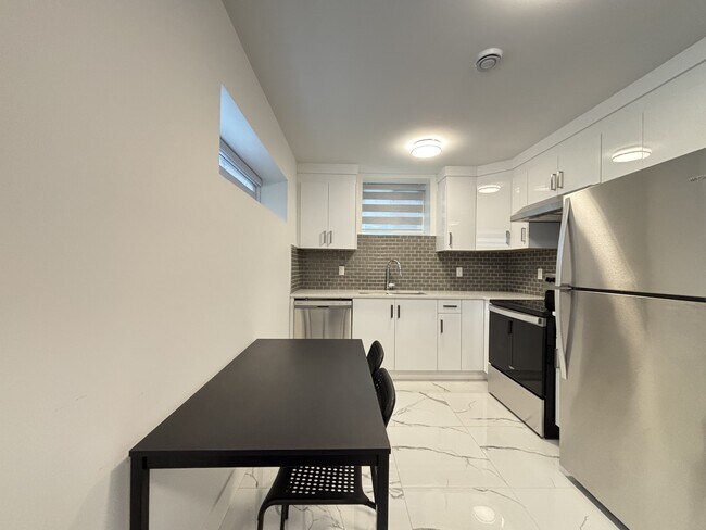 1521 W 60th Ave