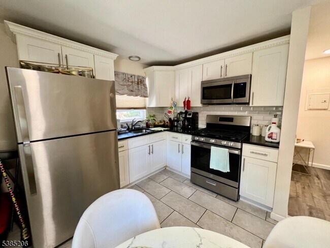 Photo - 201 E 9th St