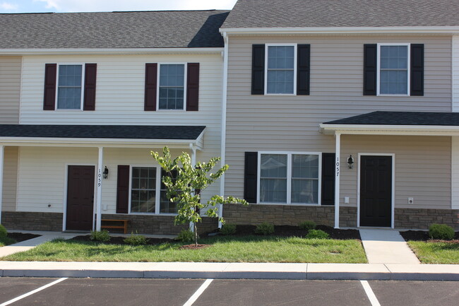 3 Bedroom, 2.5 Bath Two Level Townhouse - 3 Bedroom, 2.5 Bath Two Level Townhouse