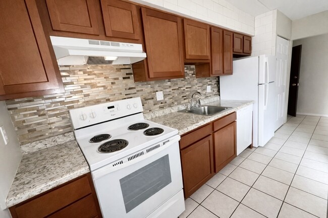 Photo - LYNWOOD APARTMENTS -- 001