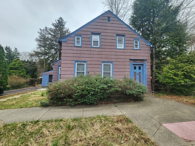 Building Photo - 300 W Elm St