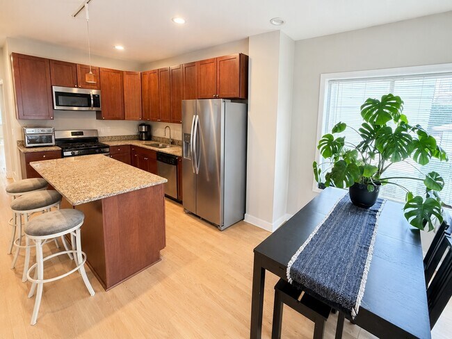 Photo - 1330 W Roscoe St