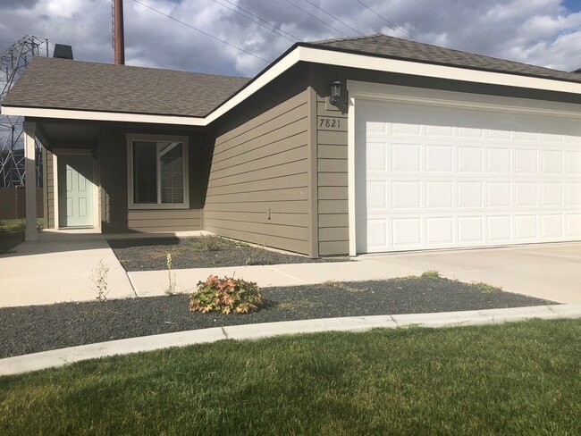 Building Photo - Beautiful Custom Home in The Cove at The radiant Lake Estates