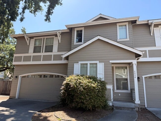 Building Photo - Great 3 bedroom/2.5 bath duplex w/2 car garage!
