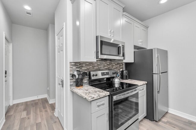 Photo - 7823 Gladstone St