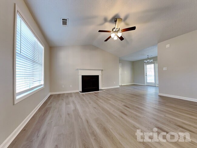 Photo - 404 Wolf Creek Ct