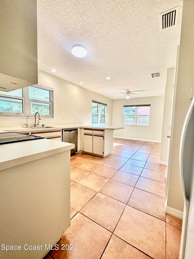 Photo - 1247 Valleybrook Rd SE