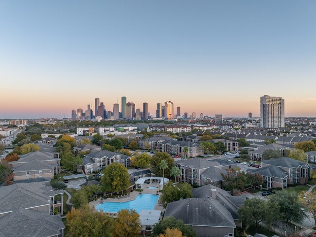 3 Miles from Downtown Houston & 6 miles to the Houston Galleria this Location Can Not Be Beat