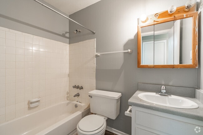 2BR, 2BA - 869SF