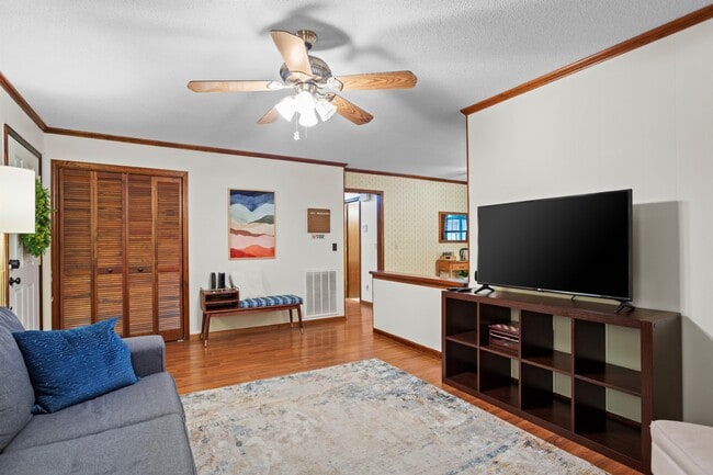 Photo - 708 E Butternut Rd