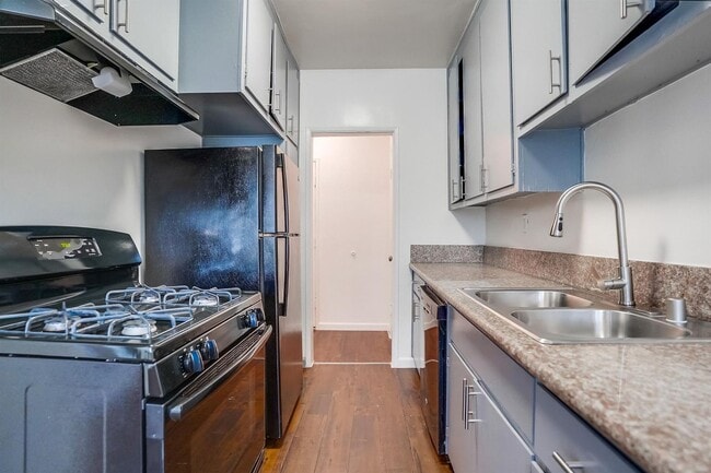 Building Photo - 537 E Hyde Park Blvd Unit 103