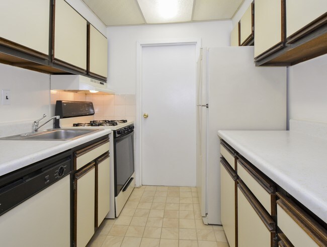 Cocina de muestra - Gladstone Towers Apartments