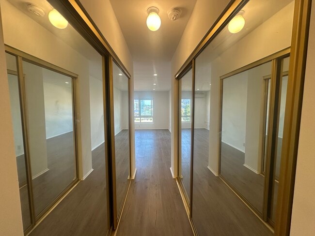 Photo - 5950 Buckingham Pky Unidad 511