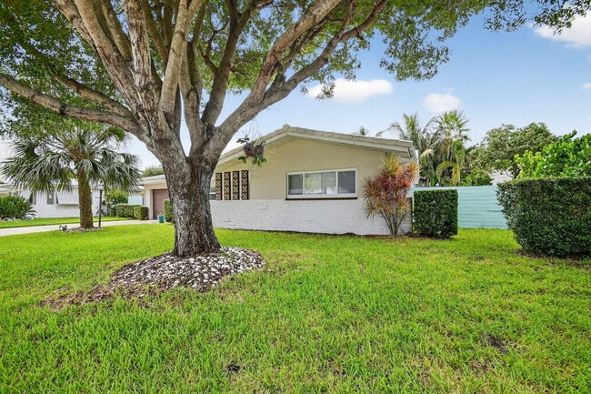 Photo - 113 Park Ln E