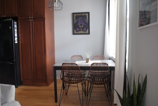 Photo - 1357 N Artesian Ave Unidad 2