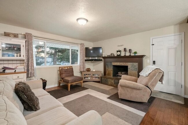 Photo - Beautiful 4 Bedroom Home in Sandy!