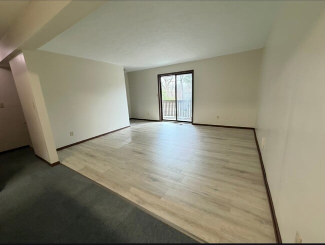 Sala de estar con vista al balcón - 624 Portage Lakes Dr