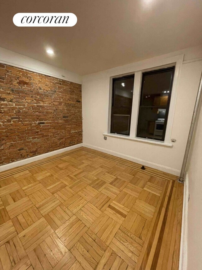 Photo - 5025 Broadway