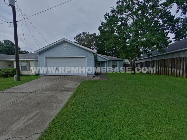 Charming Home with 2-Car Garage and Conven... - Charming Home with 2-Car Garage and Conven...
