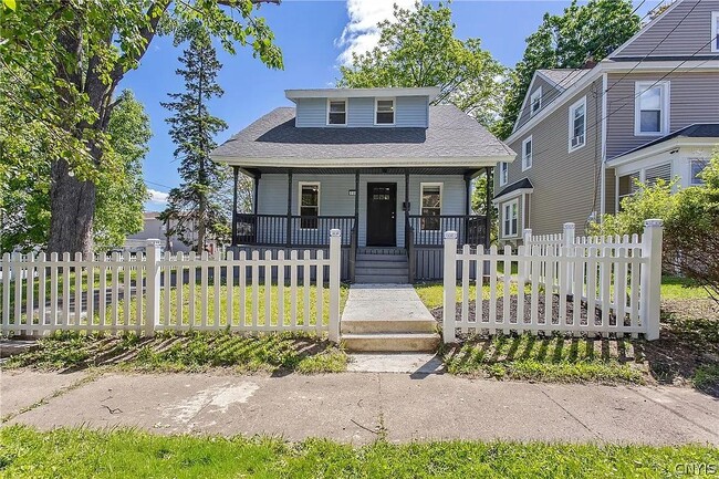 Building Photo - 203 Maple St