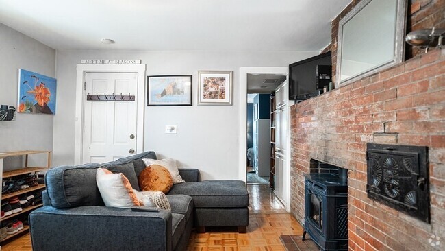 Building Photo - 87 School St Unit 1 Rental