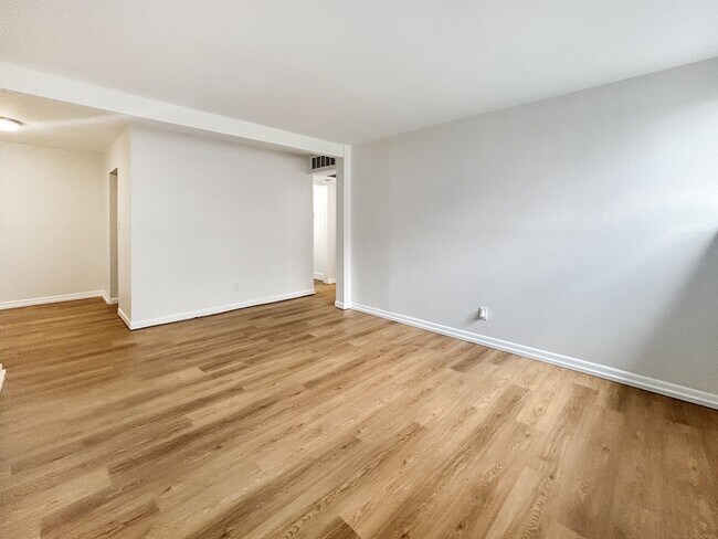 Photo - $0 DEPOSIT OPTION!!! CHARMING GARDEN-LEVEL... Unidad 7 Rental