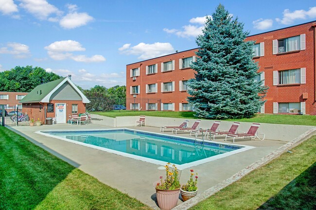 Edificio Bristol Square y zona de piscina - Bristol Square