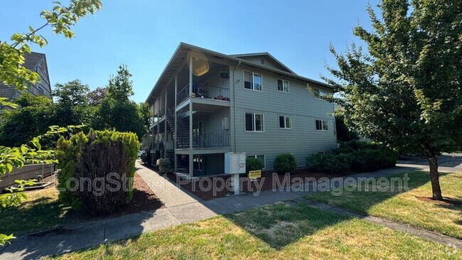 Building Photo - 329 SW 10th St Unit 4 Rental