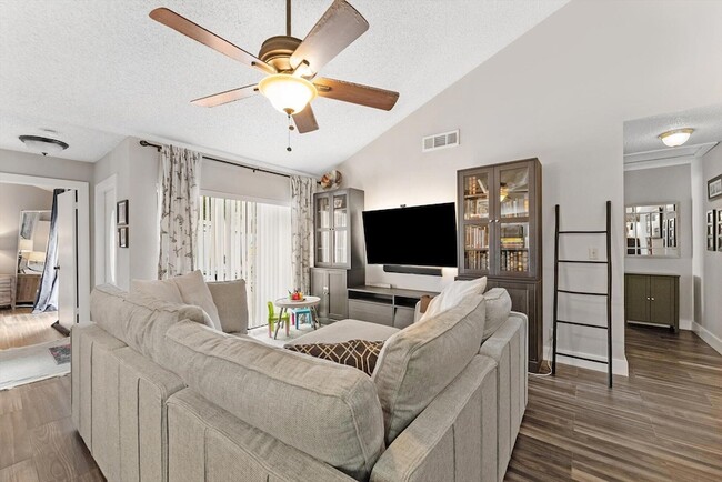 Photo - 203 Timberlane Cir