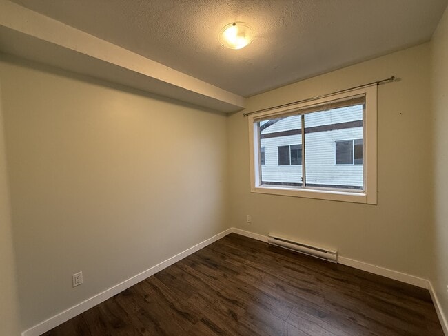 Photo - 9461-9461 College St