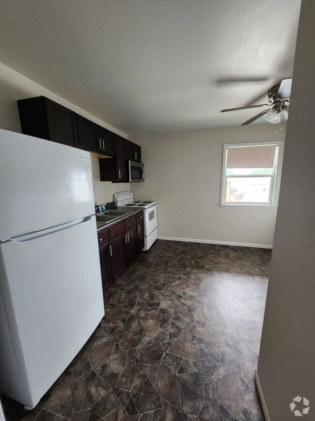 Building Photo - 2 Bedroom Apartment Downtown Brunswick Unit 117 E Harrison St #2B