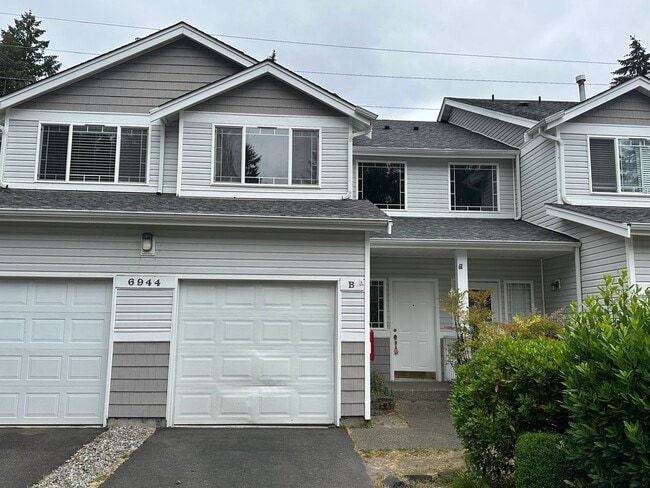 Building Photo - 2 Bed 2.5 Bath Townhouse with Lake access