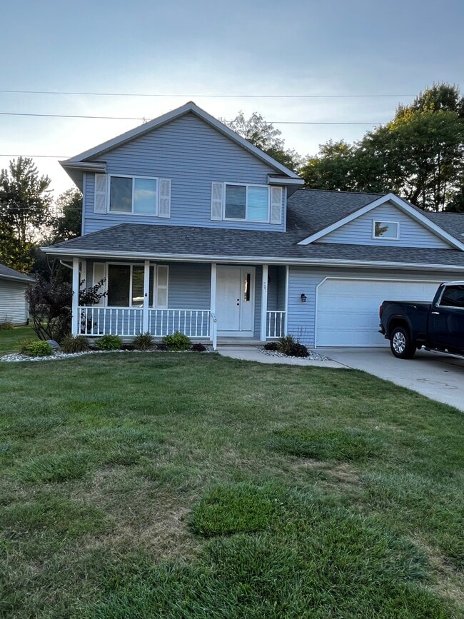 Building Photo - 705 Plainfield Ct Unit Updated 4 bedroom duplex