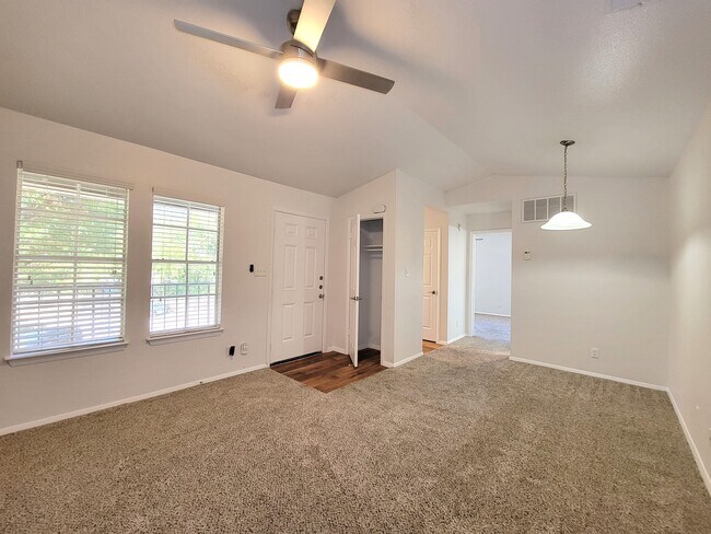 Un dormitorio de 59 metros cuadrados - Tramor at Cannon Place