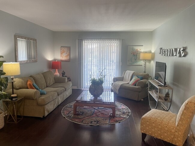 Building Photo - 555 N Dupont Ave Unit 94