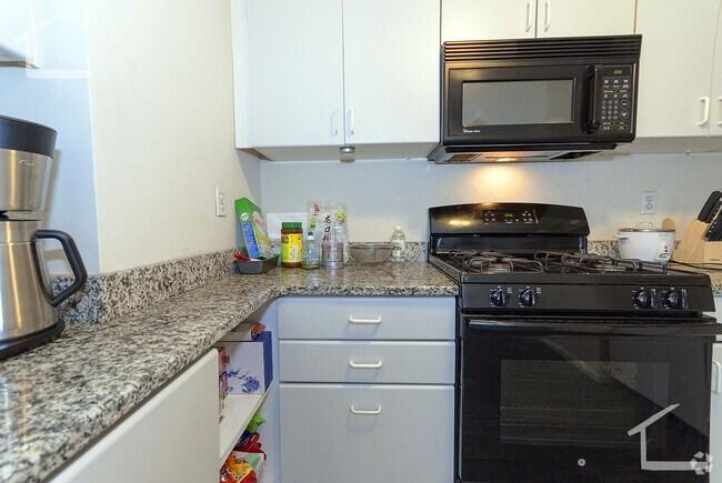 Building Photo - 9/1/25 Glenville Townhouse - end unit! 5BR...