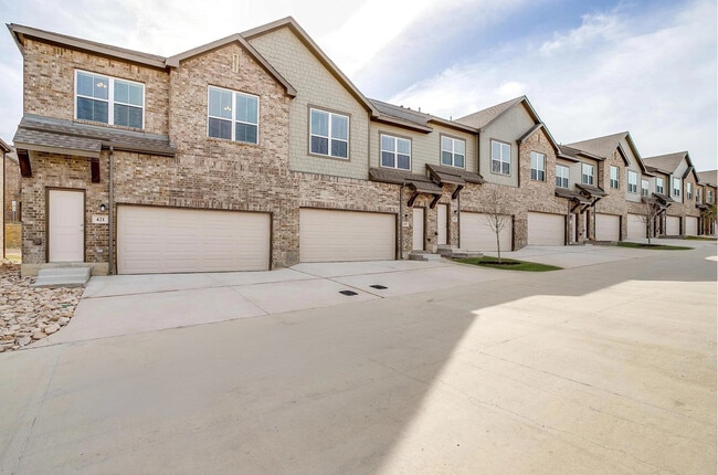 Building Exterior - Stone Lake Townhomes