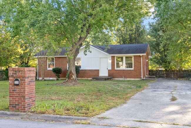 Building Photo - 3 Bedroom Pet Friendly Home For Rent Close To Post!