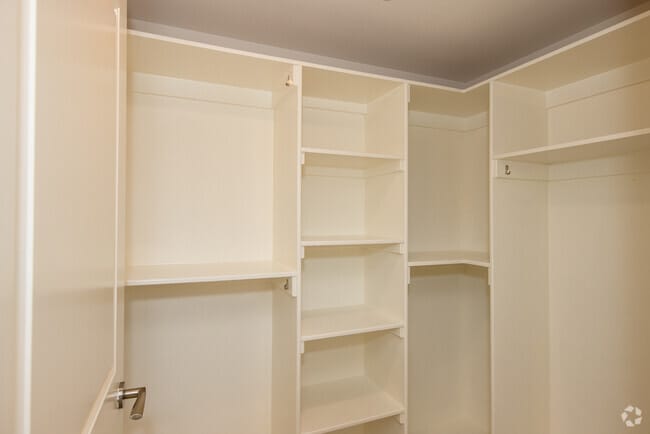 2BR, 1BA - 797SF