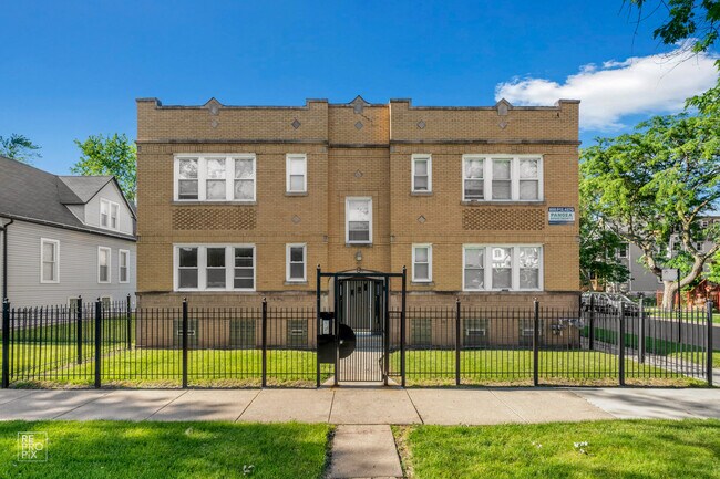 Building Photo - 5800 W Iowa St Rental