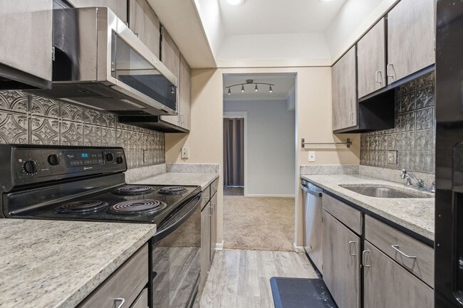 Building Photo - Updated condo in the heart of Green Hills!