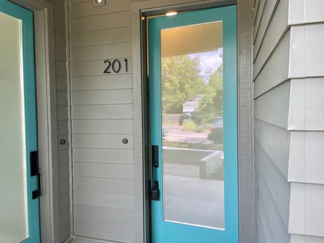 Photo - Sellwood-Moreland 2 Bedroom 2.5 Bath BRAND NEW Condo Convienent to OHSU~ Includes A/C and Washer ...