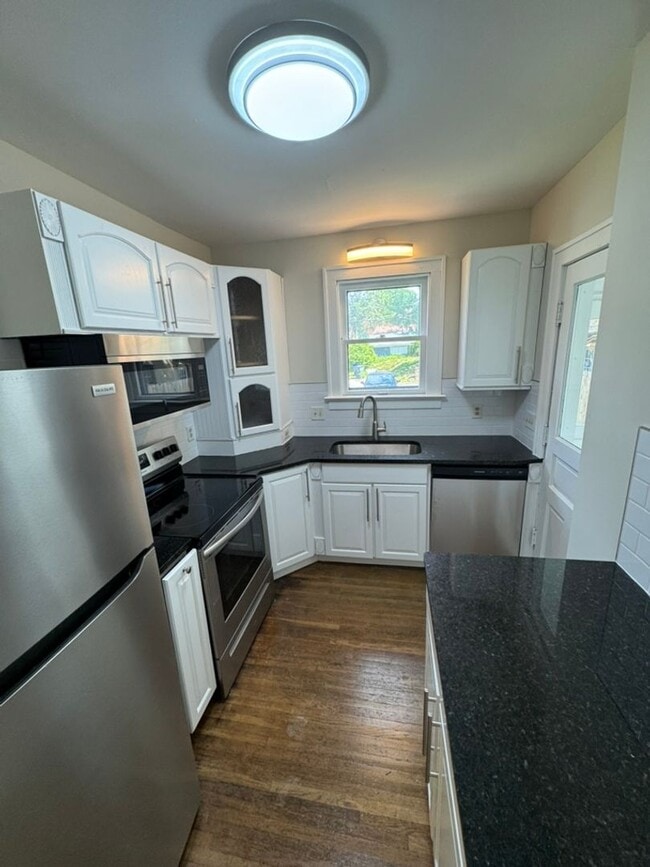 BRAND NEW UPDATES! 3 BEDROOMS / 1.5 BATHS... - BRAND NEW UPDATES!  3 BEDROOMS / 1.5 BATHS... Townhome